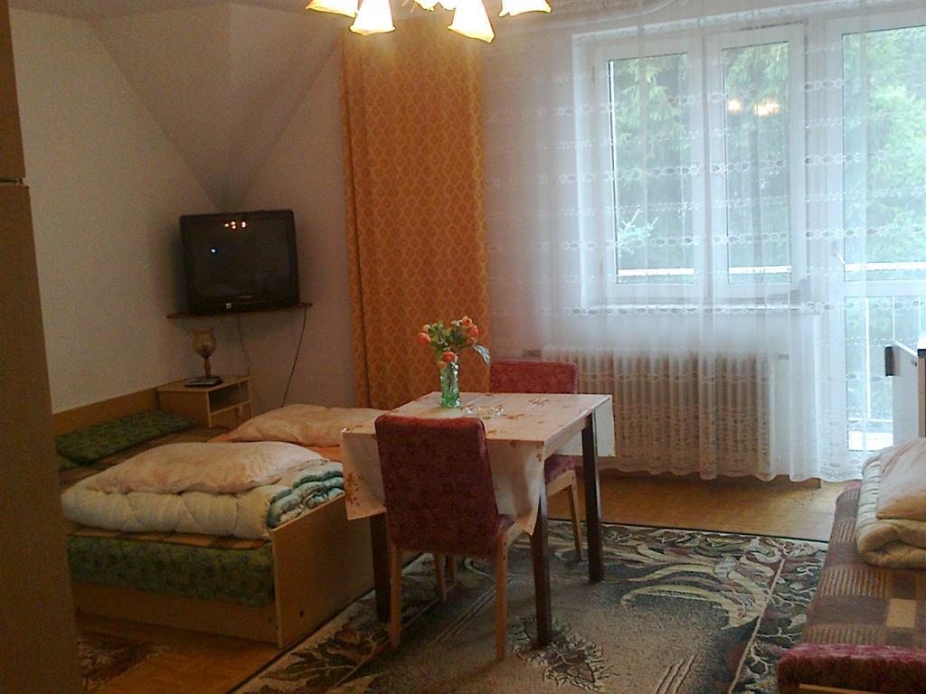 Maxim Pokoje Goscinne Iwonicz-Zdrój Esterno foto